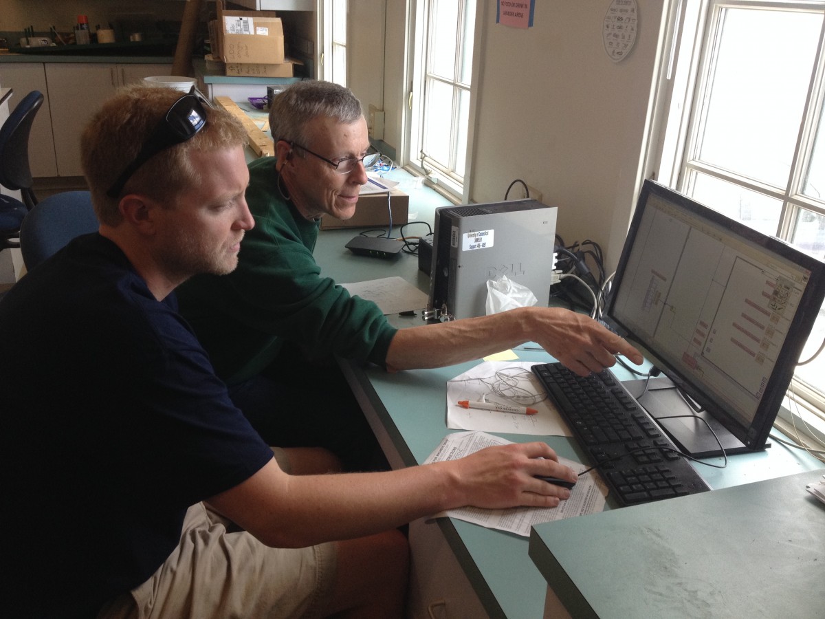 John Hamilton helping Chris Murray getting the hang of the inner working of the LabView program.
